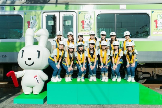 マイナちゃんの 公式テーマソング「いつでもどこでもマイナちゃん」を歌うアイドルユニットのALLOVERも登場
