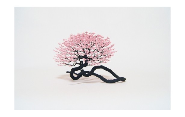 小野川直樹の「Sakura」はミクロの折り鶴でサクラを表現