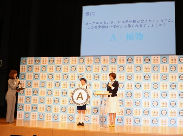 「ヨーグルスタンド」の秘密に迫るクイズに挑戦！上野は「希少糖は何から作られているか？」という問いに「植物」と答えて正解した