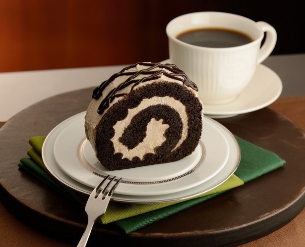 本格的なコーヒーの味わいが楽しめる「モカロール」(単品400円、ドリンクセット610円)は、もちろんコーヒーとの相性抜群！