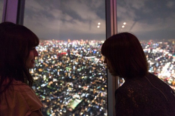 【写真を見る】地上350mの「天望デッキ フロア350」からの夜景