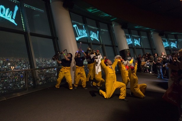 ダンスとバンドに加え、窓ガラスのプロジェクションマッピングが完全にシンクロしたショーは15分ほどで終了