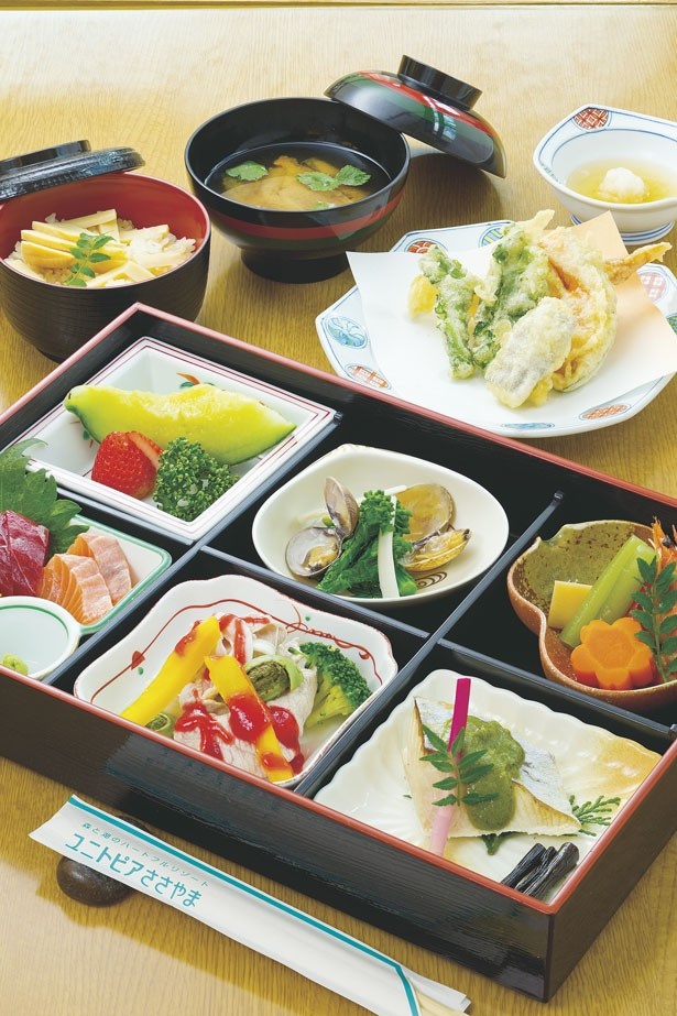 【写真を見る】「レイクサイド」篠山を中心とした季節の食材を使った春懐石「春の松花堂」