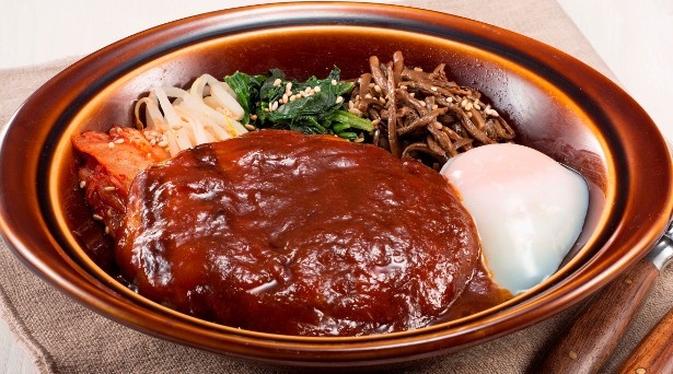 2種類のコチュジャンに赤味噌やたまり醤油をあわせた甘辛のハンバーグソースが食欲をそそる「まぜまぜビビンバーグ」(999円)