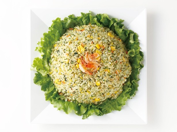 野菜たっぷり加えた、花畑のような炒飯。聘珍樓デリの「旬の緑野菜の翡翠炒飯」(864円)　