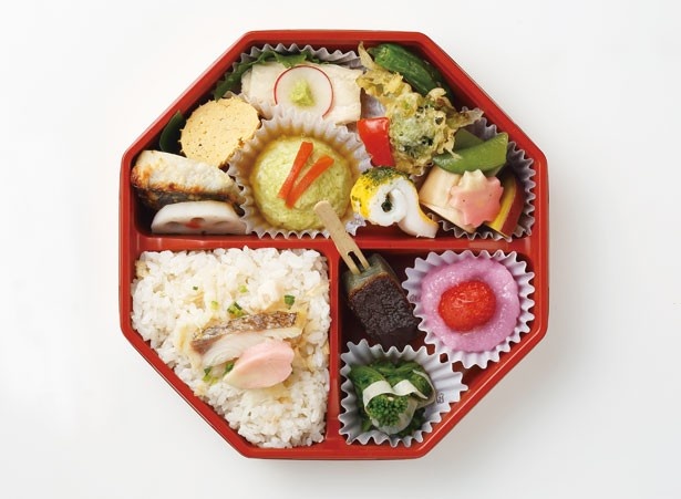 鯛ご飯に、豆乳だし巻きや鰆西京焼きなどのおかずを詰めた、北の麩本舗の「春菜弁当」(990円)