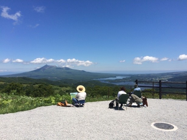 【写真を見る】北東には名峰駒ケ岳と大沼公園