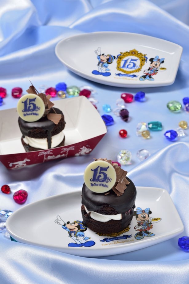「チョコレートケーキ、スーベニアプレート付き」(1個750円)。「ウィッシュ・クリスタル」を身につけた、ミッキーマウスとミニーマウスが描かれている