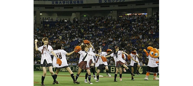 12人が一斉に投球！AKB48が始球式に登場
