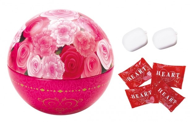 ミニハートチョコレートとマシュマロが入った「スイートブーケ缶」(700円)