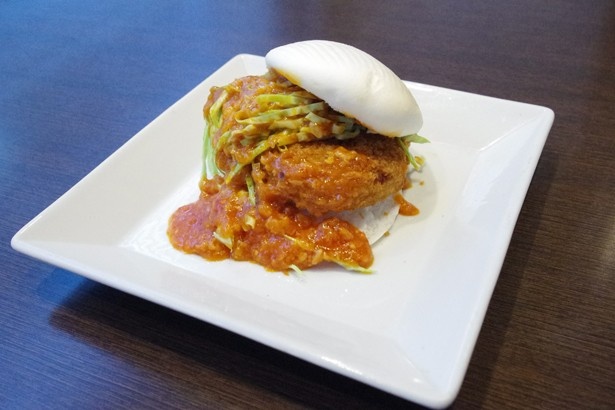 「四川料理 天華」の「中華蒸しパンのチリソースサンド」の変わり種コロッケ