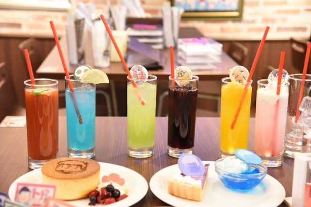 カラフルなドリンクメニュー(ノンアルコール700円、アルコール850円)
