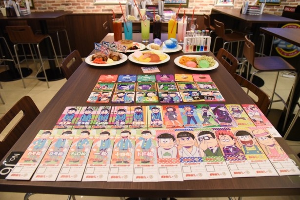 500円毎に1枚もらえる推し松投票カードは、なんと25種類!!(写真手前)