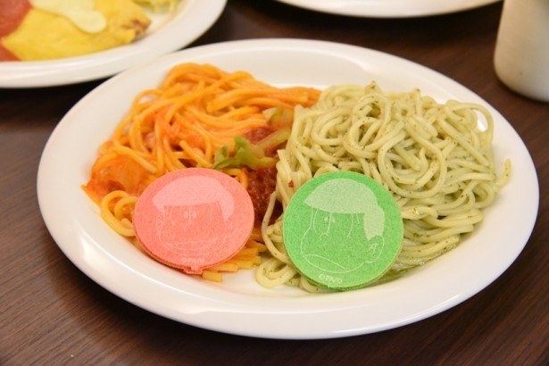 ナポリタンとジェノベーゼ、2つのパスタを味わえる「おそ松兄さんとチョロ松の欲張りパスタ」(1100円)