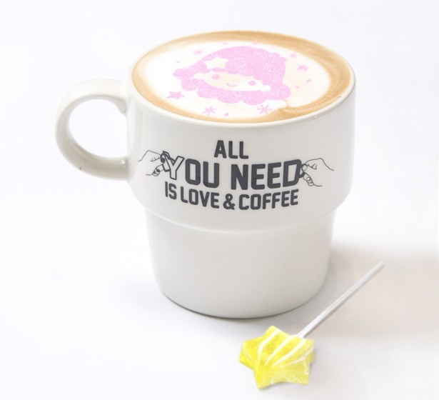 「ララ☆ラテ」(税抜650円)は、ララのラテアートがとってもキュート