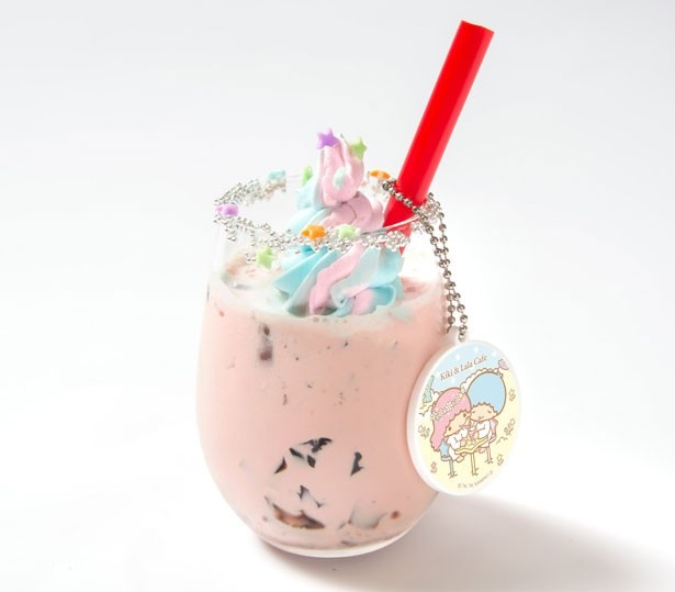 「キキとララのコーヒーゼリー入りアイスラテ」(税抜980円)は、コーヒーゼリーの食感がクセになる。キーホルダー付