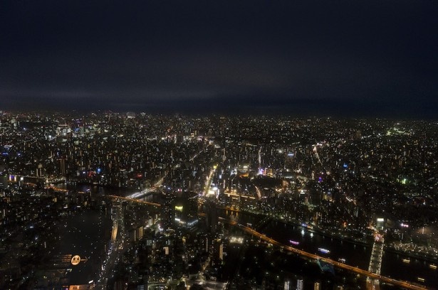 画面中央の明るいスポットが浅草の浅草寺