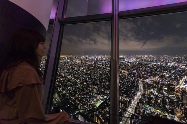 高さ350mの「フロア350m」からの夜景。晴れや曇など、天候によってその表情はさまざま