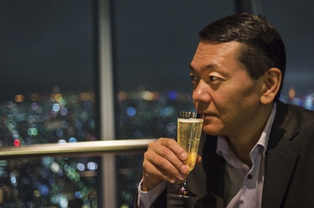 「SKYTREE CAFE」でゆったりとした時間を過ごす丸々氏