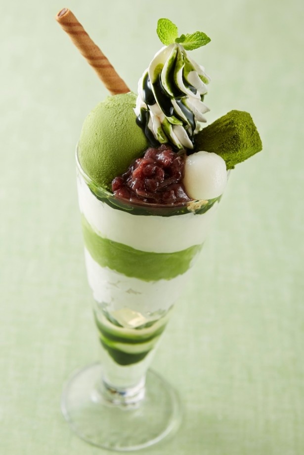 春をイメージした抹茶スイーツが同時に登場！「抹茶とわらびもちのパフェ」(税抜599円) 