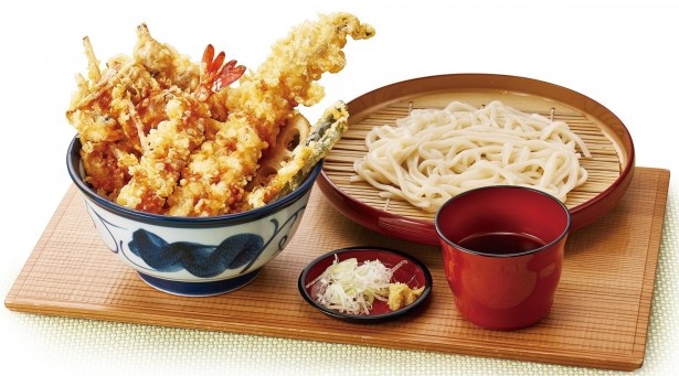 【写真を見る】天丼てんやにあさりかき揚げと穴子天ぷらの季節丼が登場！「あさり穴子天丼サービスセット」はサービス価格980円で提供
