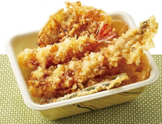 テイクアウト限定メニュー「あさり穴子天丼弁当」(830円)はうれしいお新香付き
