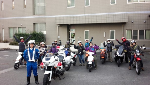 ツアーは大島警察署で安全運転についての勉強からスタート