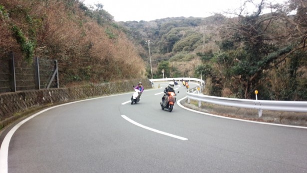 【写真を見る】車両数が少ない大島の快適さをバイクツアーで体感