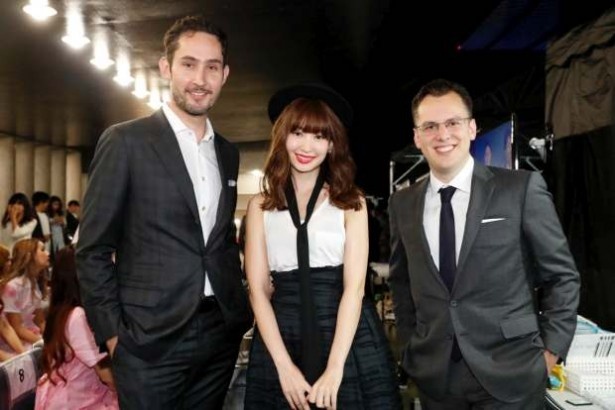 小嶋陽菜とインスタグラム共同創業者兼最高経営責任者(CEO)ケビン・シストロム、インスタグラム共同創業者兼最高技術責任者(CTO) マイク・クリーガー