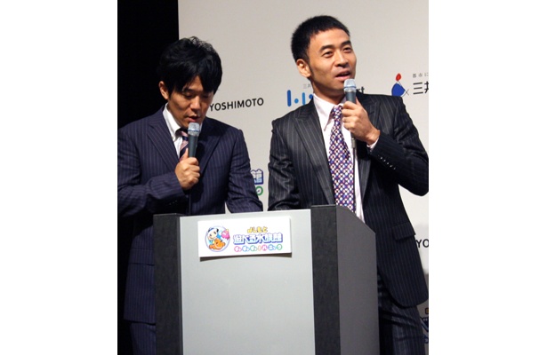 なぜか社長よりもカッチリしたスーツで司会をするペナルティ