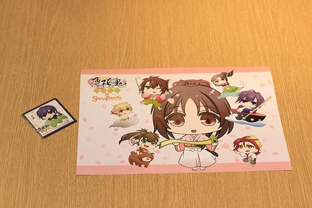 コラボメニュー(580円)を注文すると、ステッカー(左)とオリジナルランチョンマット(右)をプレゼント