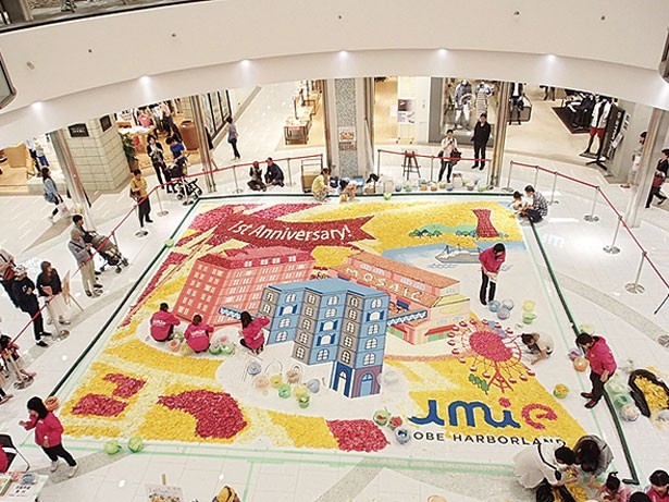 【インフィオラータこうべ 2016】サウスモール会場で行われる花絵作成体験は、子供から大人まで参加可能(写真は2014年のもの)