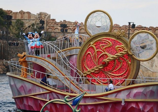 【写真を見る】たくさんのディズニーの仲間たちが“旅の案内役”として船に乗って登場！