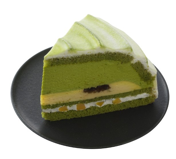 抹茶のほどよい渋みに大納言のふくよかな味わいがマッチする「宇治抹茶のミルクレープ」(410円)