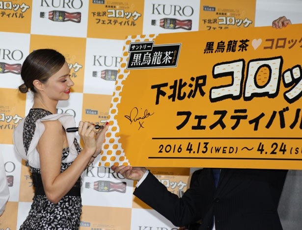 パネルにサインをするミランダ