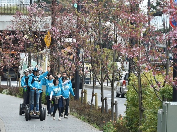 【写真を見る】前後につくガイドインストラクターを含め、最大10人で街を巡る