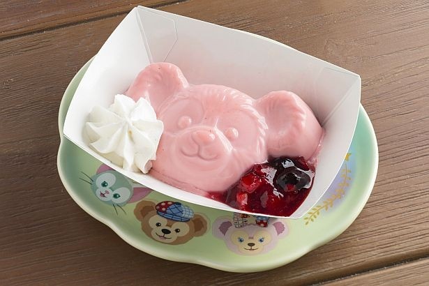 【写真を見る】ダッフィーの形がかわいい！ピンクのストロベリーパンナコッタ