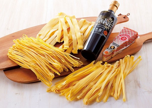 食材も多彩。カルポフィローネの「パスタ各種」(250g各972円)、テッラリーヴァの「EXVオリーブオイル」(458g・4709円)、「パルミジャーノ・レッジャーノ」(100g・968円)
