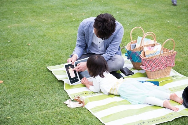 「Kindle ミッドパーク ライブラリー」では、芝生に寝転びながら読書ができる