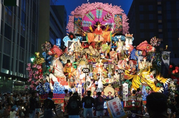 290年の歴史を持つ八戸三社大祭。大きなものでは高さ10mを超える27台の山車が夏の夜を盛り上げる