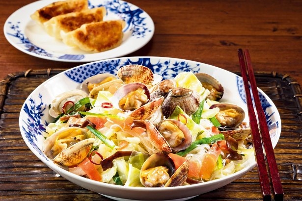アサリがたっぷり入った塩味の焼きビーフンに、ガーリックの香りがマッチした「あさりの塩ガーリック焼きビーフン」(税抜749円)