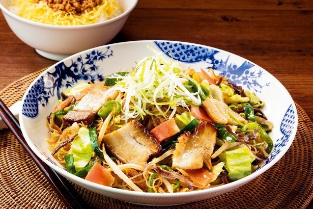 こだわりの自家製叉焼と、7種類の野菜で食べ応え抜群の「自家製叉焼入りたっぷり野菜焼きビーフン」(税抜749円)