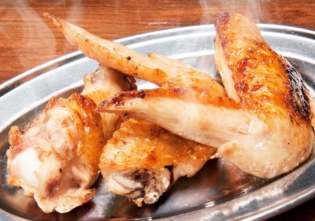 肉汁したたる「手羽先・手羽元焼き(3本)」(453円)はジューシーな味わい