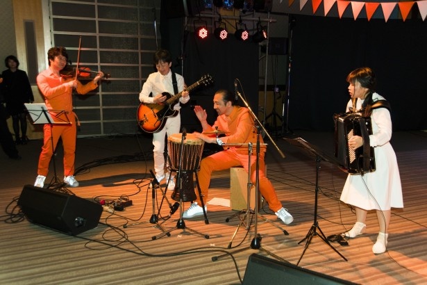 イベントが終わると、生バンドの演奏と共にパーティタイムがスタート！