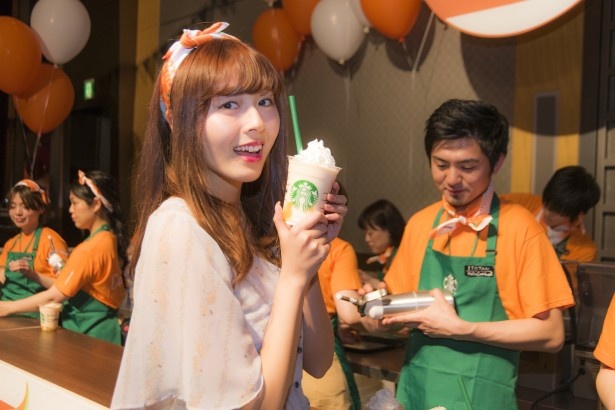 「オレンジとオフホワイトのグラデーションがかわいい！香りもとても豊か。さっそくいただきます！」と菊原さん