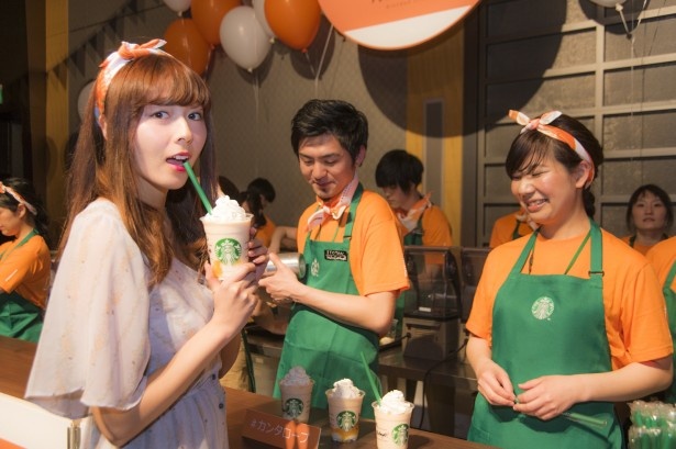 「カンタロープメロン＆クリームフラペチーノ」は、ワイドストローを採用。「すっと果肉が入ってくる！とってもジューシー」