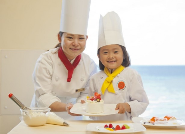 【写真を見る】「キッズパティシエ」では、パティシエと一緒にケーキ作りに挑戦