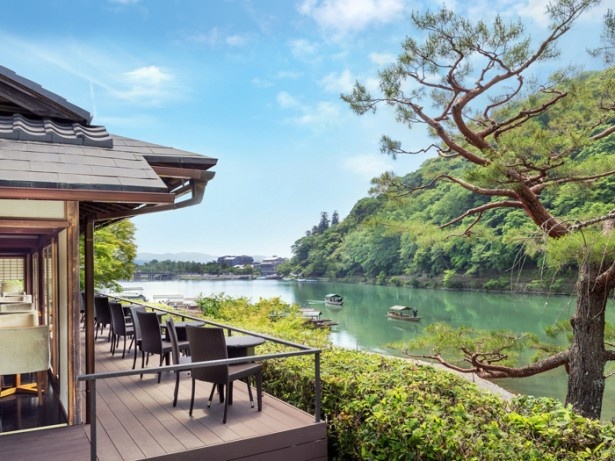 保津川のほとりに佇むカフェ「茶寮八翠」