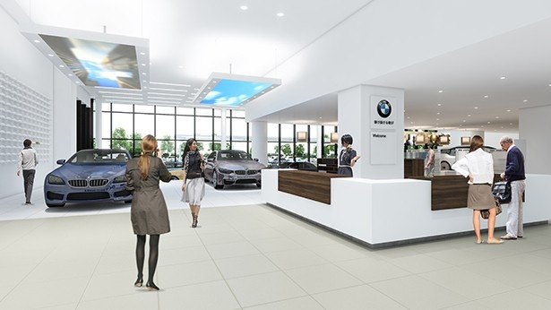 BMWのショールームには、28台の車両の他、10台のモトラッド（オートバイ）を展示