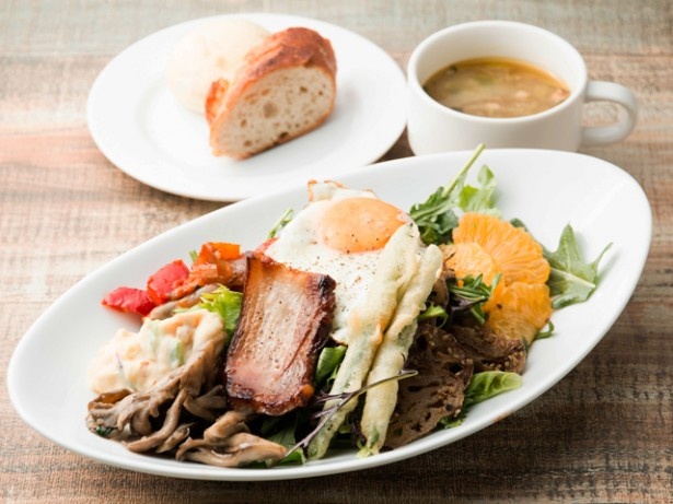 【写真を見る】平日限定の「マーケットサラダランチ」(980円)。新鮮なサラダがたっぷり食べられるヘルシーランチだ
